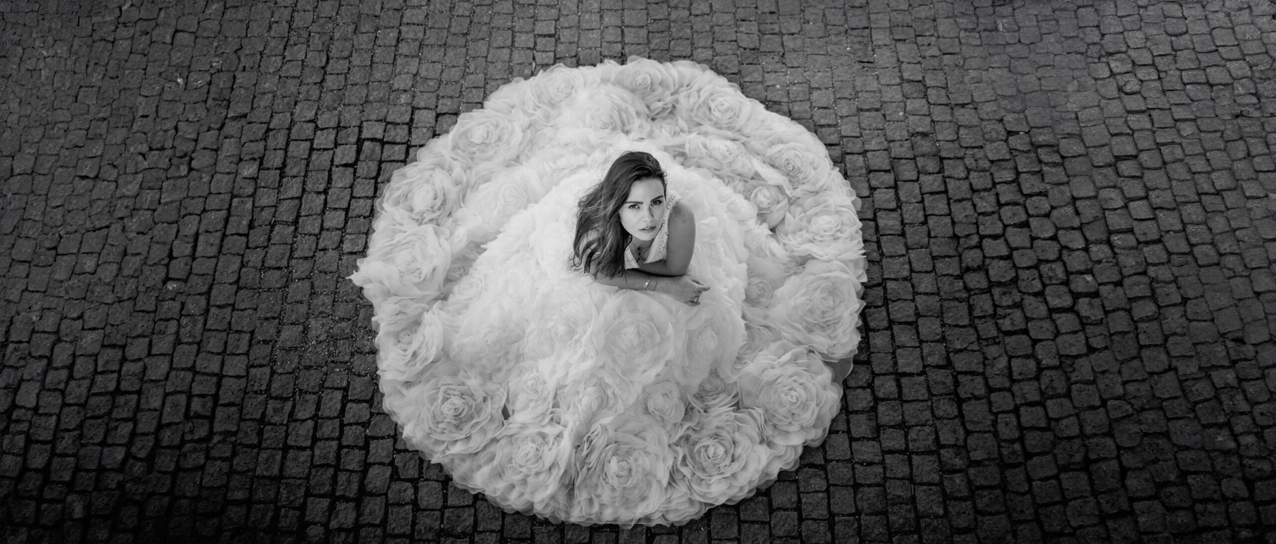 Braut in Hochzeitskleid von Rosa Clara schaut nach oben in die Kamera beim Fotoshooting mit Alex Gerrard